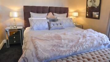 Luxury Cottage, 3 Bedrooms (Chatelaine) | 2 bedrooms, individually decorated, individually furnished