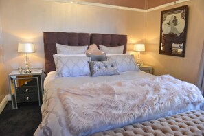 Luxury Cottage, 3 Bedrooms (Chatelaine) | 2 bedrooms, individually decorated, individually furnished - Strawberry Patch (Leura)