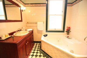 A bathroom with a sink, vanity, and bathtub. - Strawberry Patch (Leura)