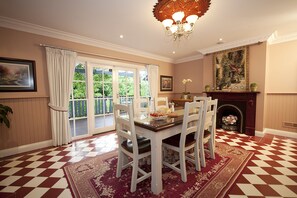 Luxury Cottage, 3 Bedrooms (Leura Rose) | In-room dining - Strawberry Patch (Leura)