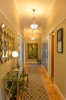 奢华村舍, 3 间卧室 (Chatelaine) | 2 多间卧室、特色装修、特色家居、熨斗/熨衣板