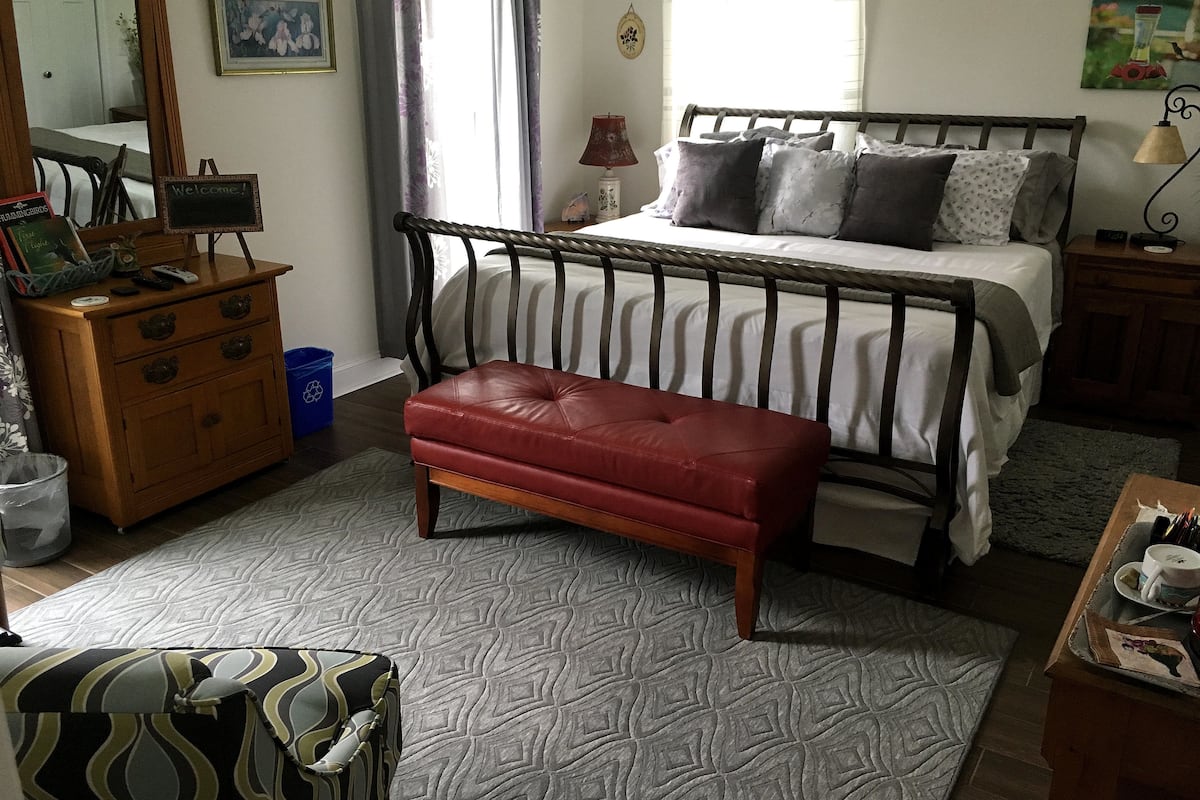 Hummingbird Rm, King, Private Bath | Egyptian cotton sheets, premium bedding, individually decorated