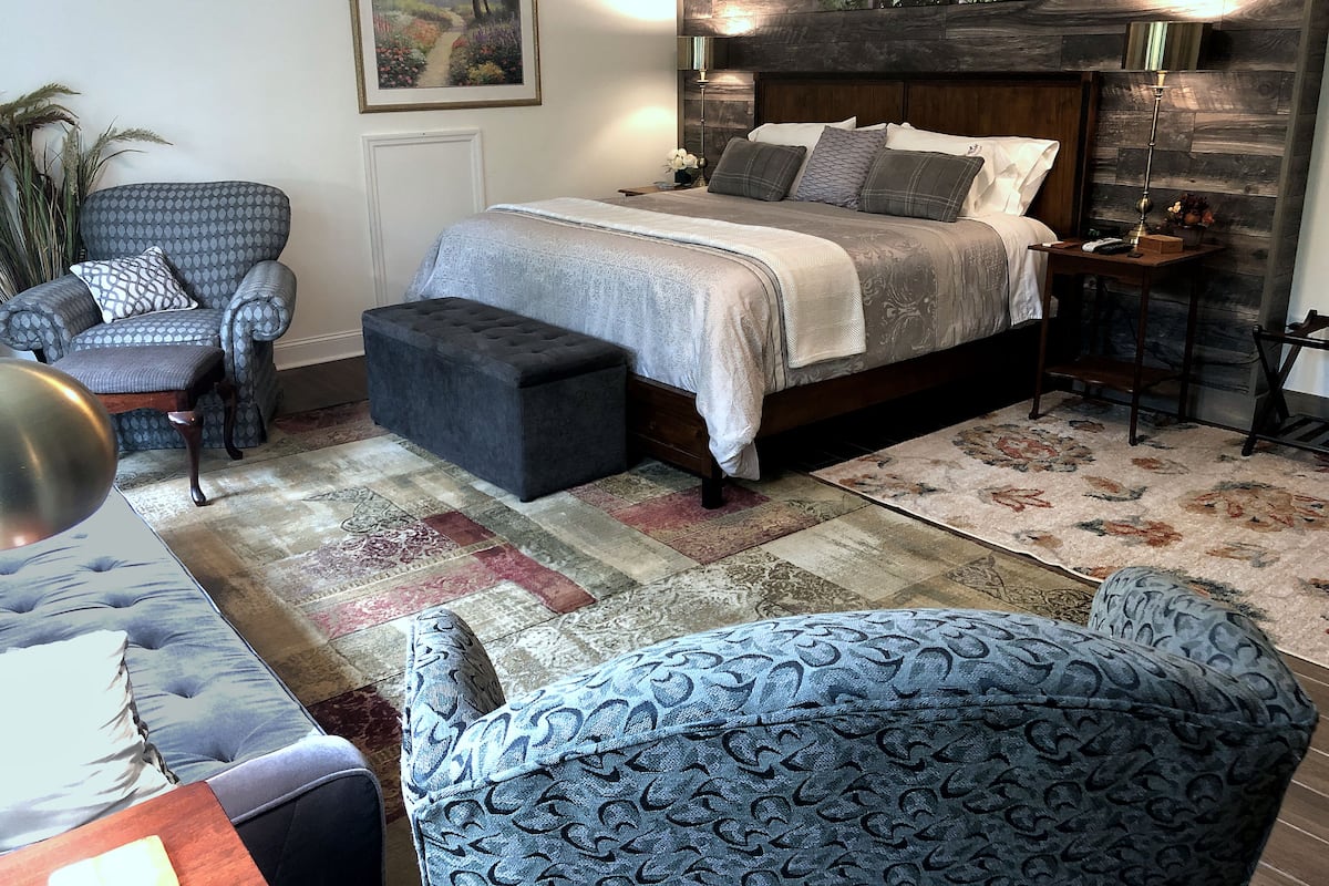 Monarch Rm, King, Private Bath 2nd Flr | Egyptian cotton sheets, premium bedding, individually decorated