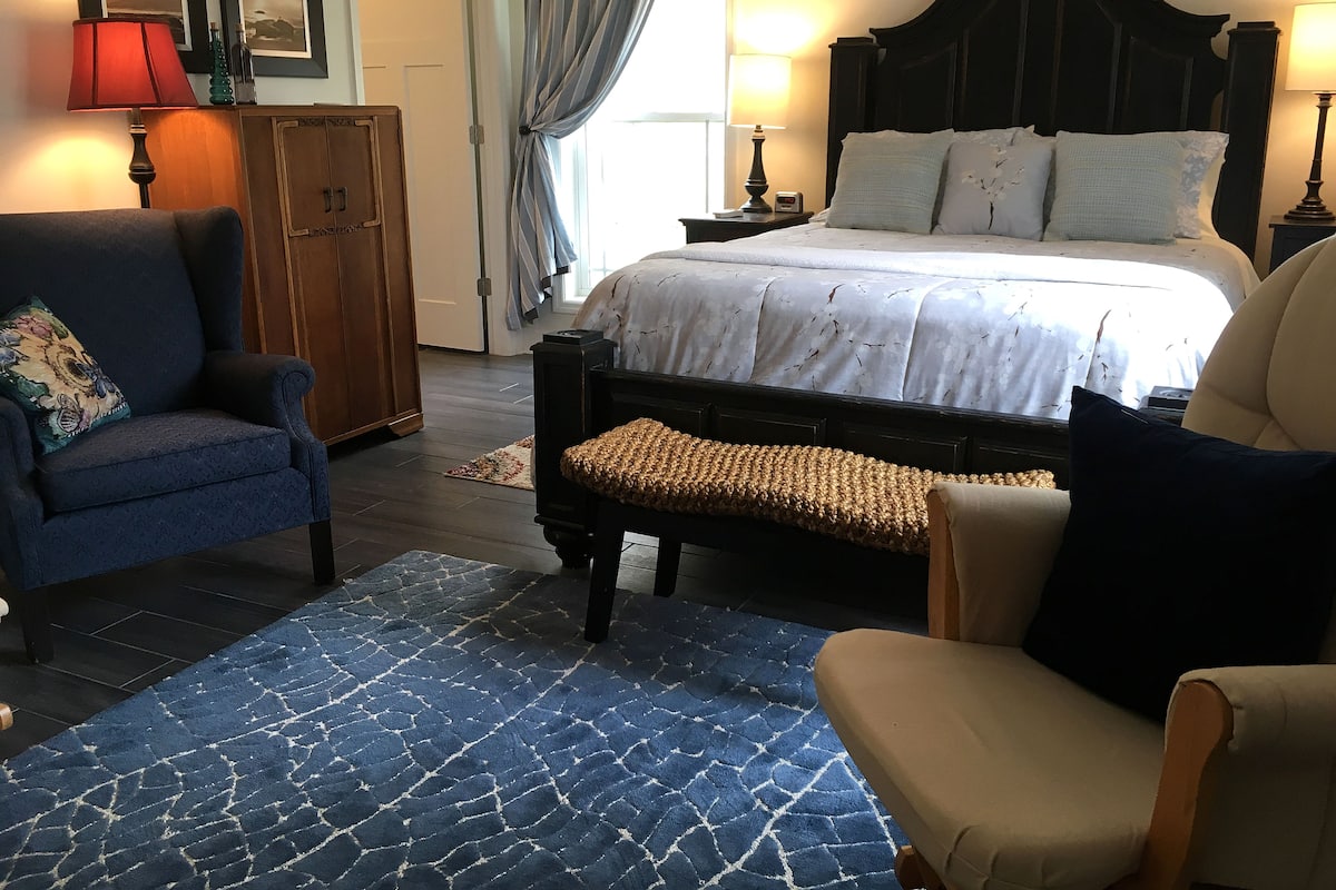 Azalea Rm, 1 Queen Bed, ADA, Priv Bath | Egyptian cotton sheets, premium bedding, individually decorated