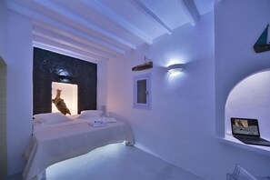 أغطية فراش متميزة وخزنة داخل الغرفة ومكتب وتجهيزات عازلة للصوت