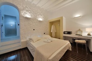 Traditional Studio, Accessible, Jetted Tub - Amo Suites & Spa (Folegandros)