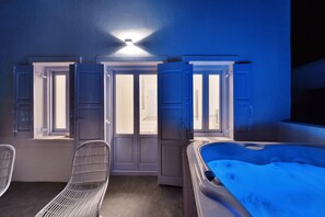 Luxury Suite, Jetted Tub, Sea View | Outdoor spa tub - Amo Suites & Spa (Folegandros)