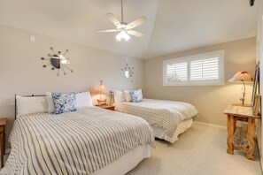 2 bedrooms, iron/ironing board, travel cot, free WiFi - Lake Travis Retreat | Hot Tub, BBQ Grill, Views (Spicewood)