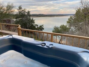 Outdoor spa tub - Lake Travis Retreat | Hot Tub, BBQ Grill, Views (Spicewood)