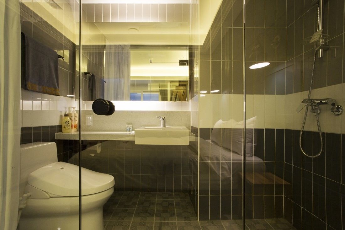 combined shower/bathtub, free toiletries, hair dryer, bathrobes