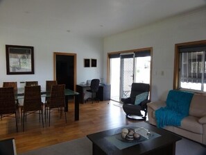 TV, DVD player - Mapperley Bed and Breakfast (Bordertown)