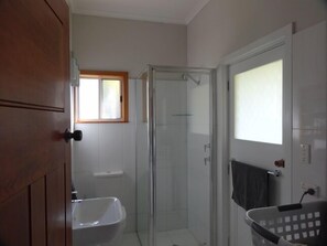 Articles de toilette gratuits, sèche-cheveux, serviettes fournies