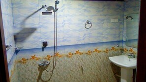 Villa básica, varias camas, para fumadores, vista al jardín | Amenidades de baño | Regadera, amenidades de baño gratuitas, pantuflas, bidet