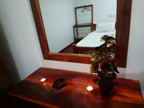 Villa básica, varias camas, para fumadores, vista al jardín | 1 habitación, escritorio, tabla de planchar con plancha y wifi gratis