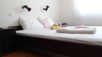 2 habitaciones, tabla de planchar con plancha y cuna de viaje