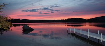 Sandy waterfront, grass yard, 40' private dock. Last prime foliage week remains!
