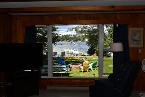 Smart-TV, DVD-Player, Bücher, Stereoanlage