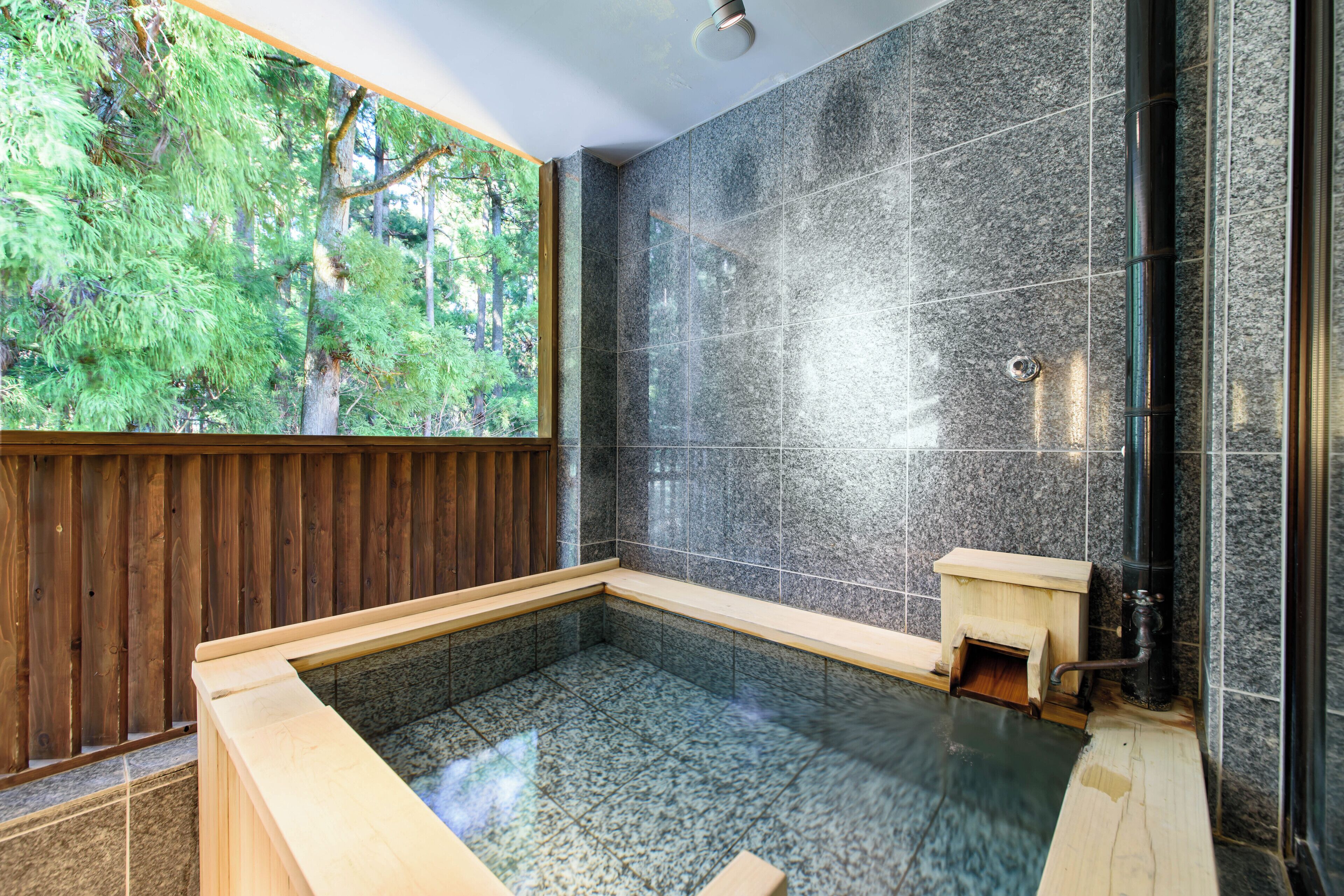Comfort Suite Maisonette Twin | Bathroom | Separate bathtub and shower, deep-soaking bathtub, free toiletries