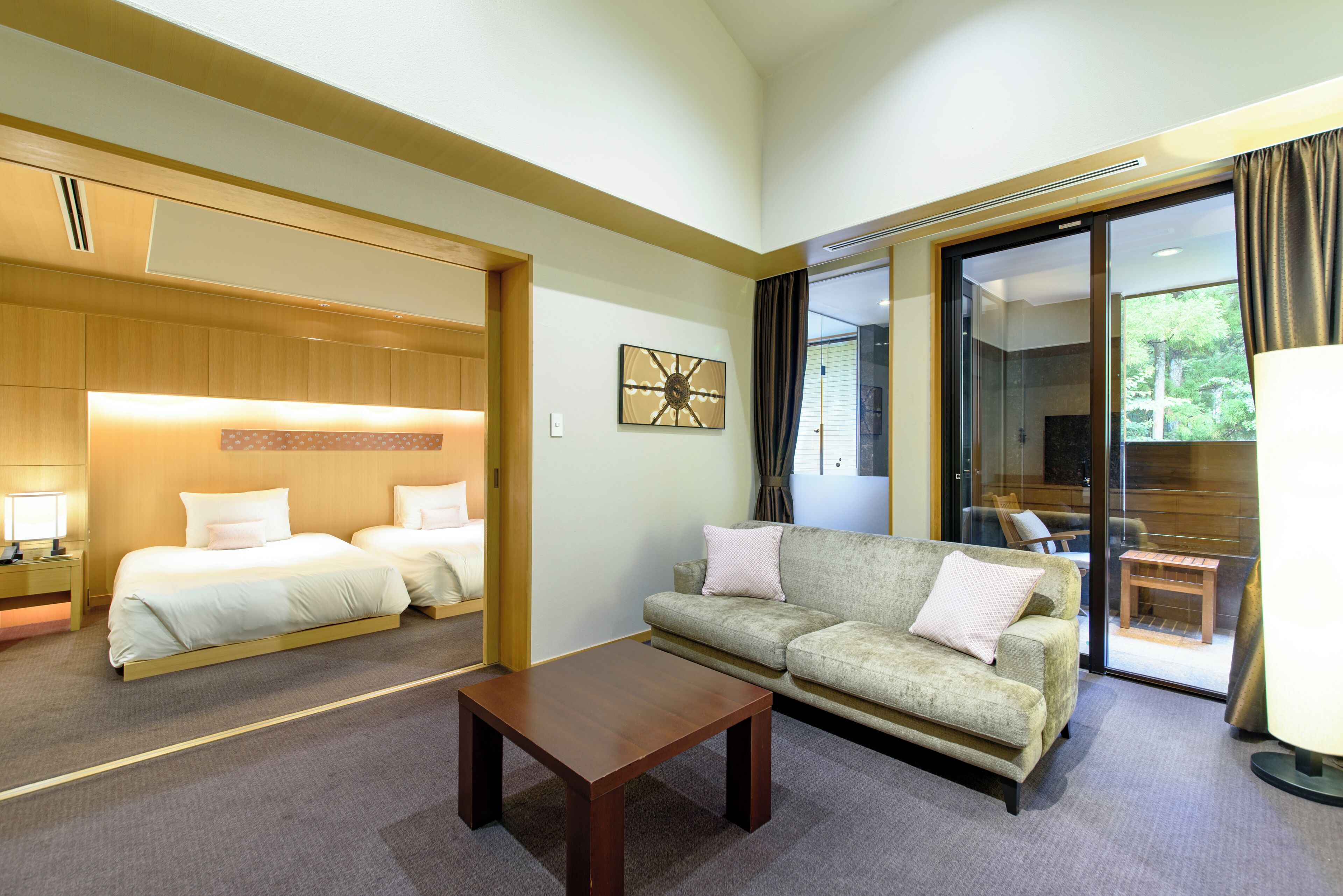 ميني بار وخزنة داخل الغرفة وأسرّة أطفال/رضّع (مجانًا) وأسرّة قابلة للطي