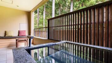 Tomannsrom (Stylish Suite) | Bad | Separat badekar og dusj og dype avslapningsbadekar