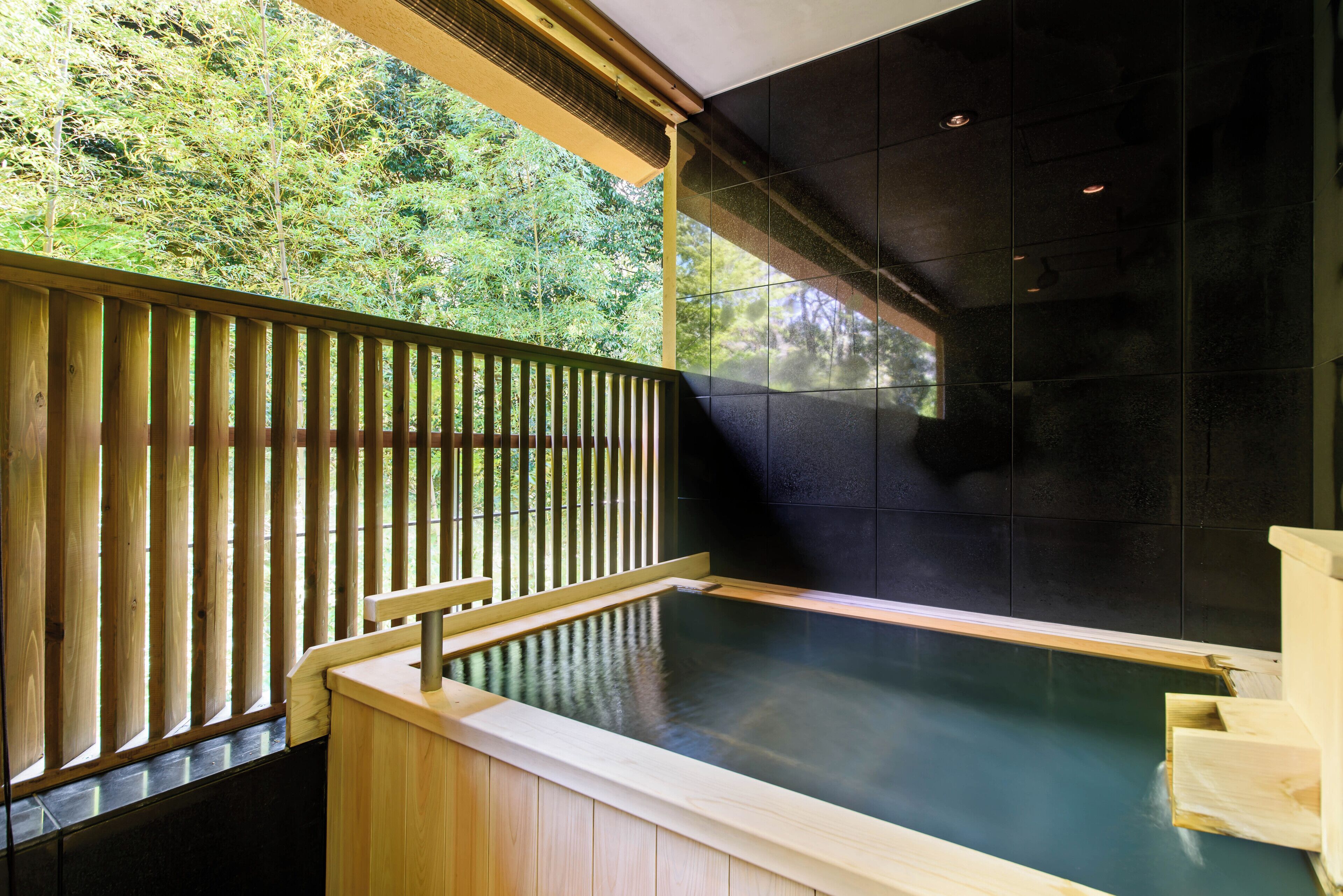 Phòng đôi Cao cấp (Maisonette Suite King) | Phòng tắm | Bồn tắm và buồng tắm vòi sen riêng, bồn tắm ngâm 