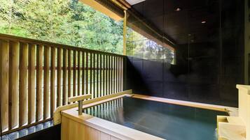 Phòng đôi Cao cấp (Maisonette Suite King) | Phòng tắm | Bồn tắm và buồng tắm vòi sen riêng, bồn tắm ngâm