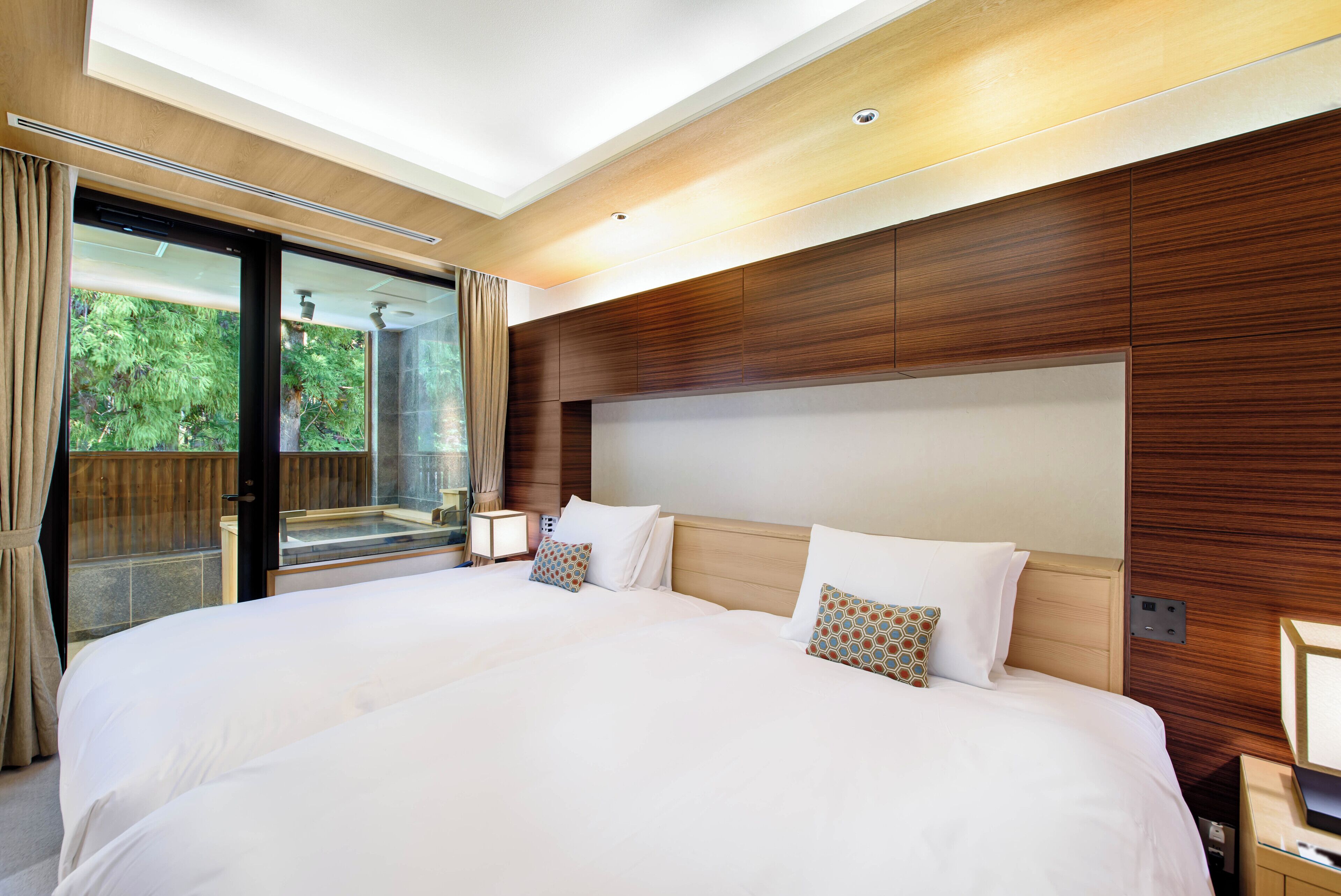 ميني بار وخزنة داخل الغرفة وأسرّة أطفال/رضّع (مجانًا) وأسرّة قابلة للطي