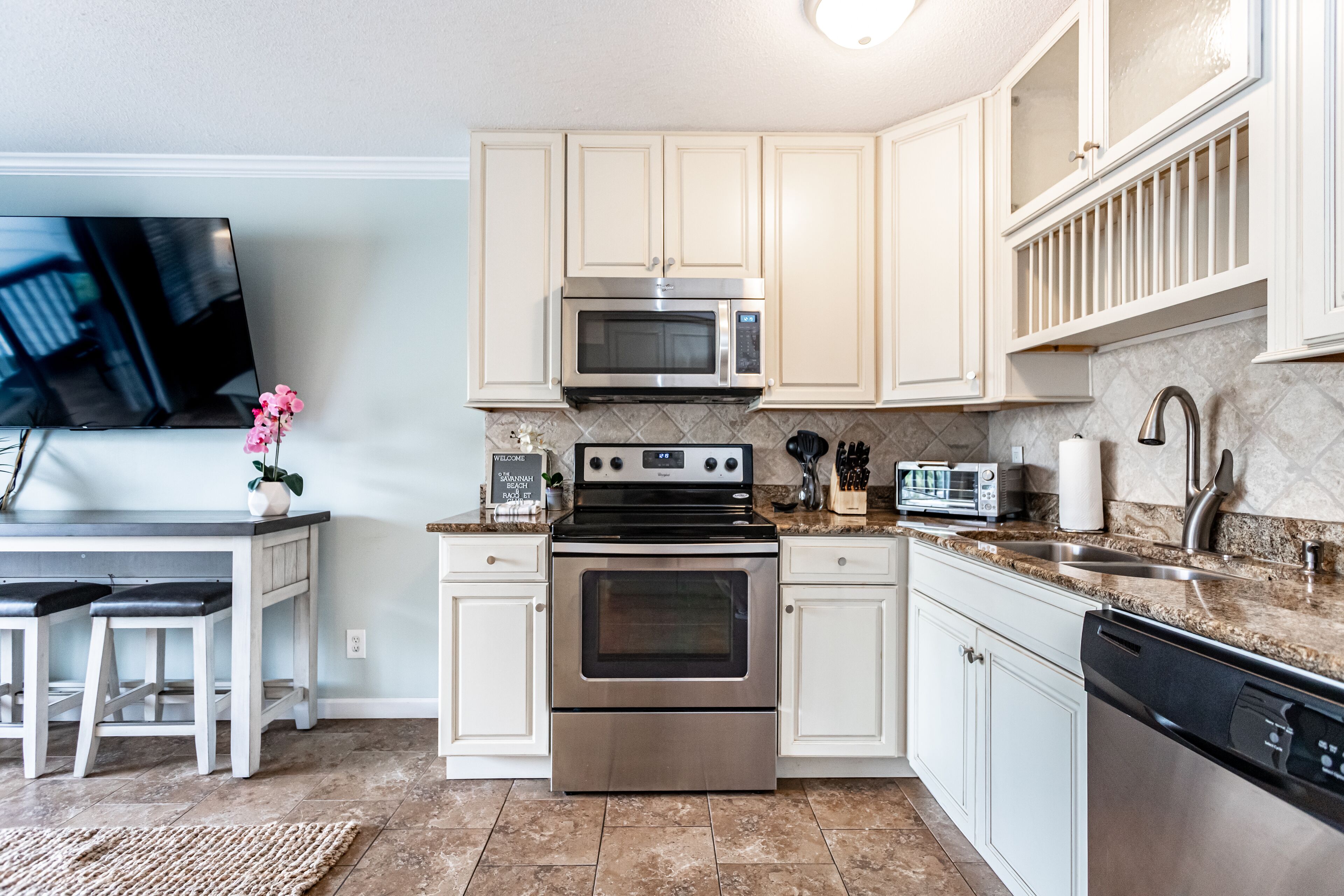 Réfrigérateur, micro-ondes, four, plaque de cuisson