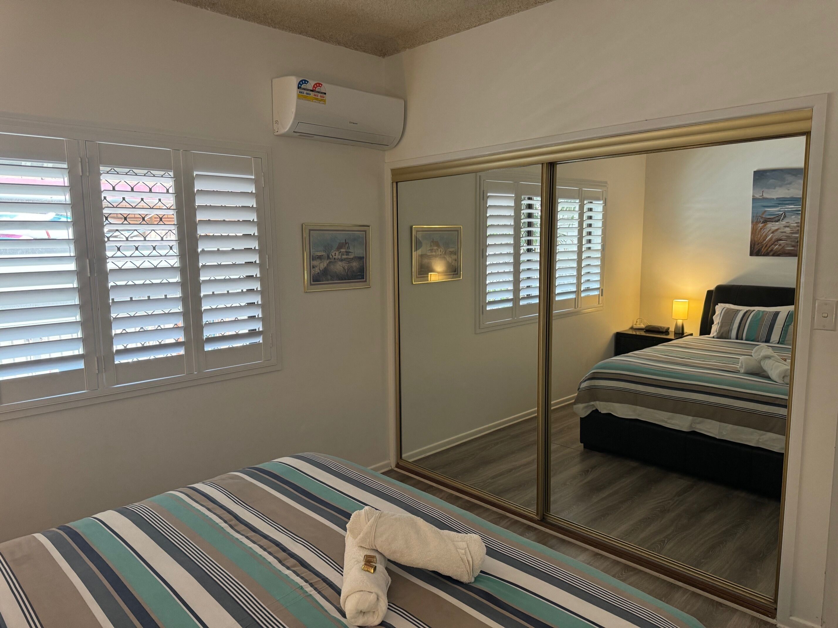 2 quartos, ferros/tábuas de passar roupa, berço de viagem