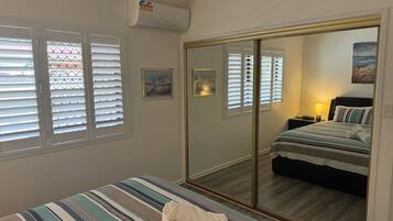 2 quartos, ferros/tábuas de passar roupa, berço de viagem