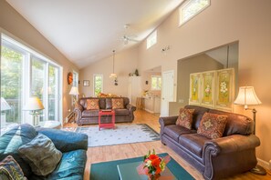 TV, fireplace, DVD player, books - Resort Mountain Home with Private Hot tub Walk to Pools, Pond WIFI (Campton)