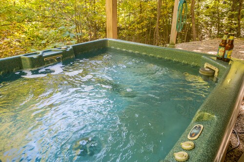  Resort Mountain Home with  Private Hot tub Walk to Pools, Pond WIFI