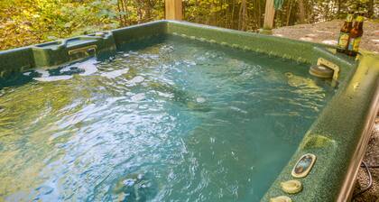 Resort Mountain Home with Private Hot tub Walk to Pools, Pond WIFI