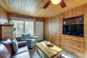 TV - Williams Bay Retreat: Walk to Geneva Lake & Town! (Williams Bay)