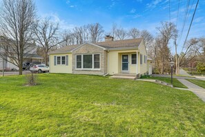 Exterior - Williams Bay Retreat: Walk to Geneva Lake & Town! (Williams Bay)