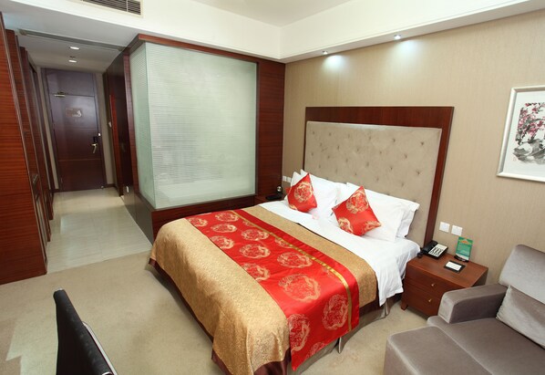 迷你吧、客房內保險箱、書桌、遮光布/窗簾