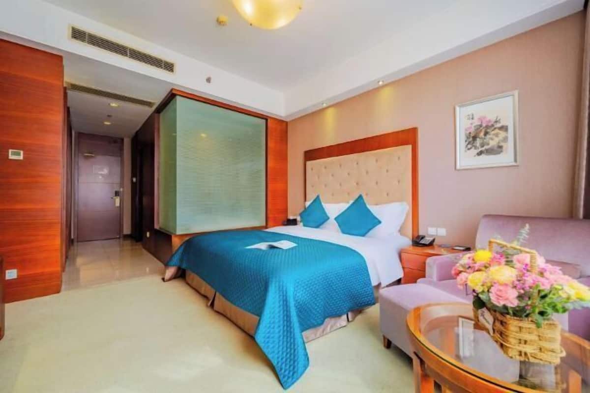 Minibar, in-room safe, desk, blackout curtains