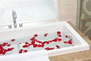 免費盥洗用品、吹風機、浴袍、拖鞋