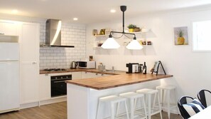 Een koelkast, een microgolfoven, een oven, een kookplaat