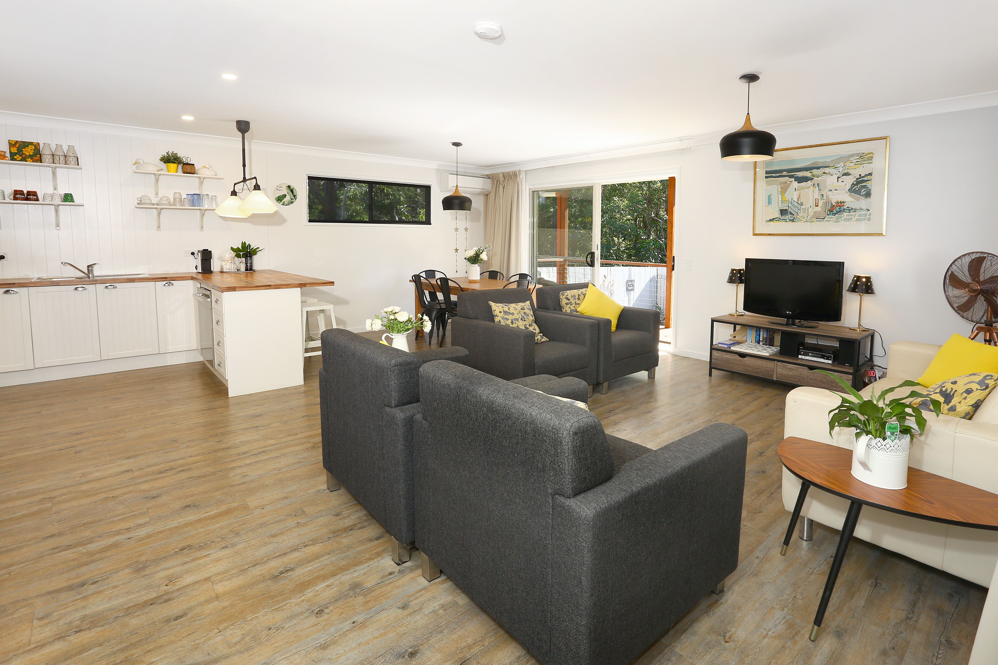 Smart-TV, DVD-spiller, bøker og filmbibliotek