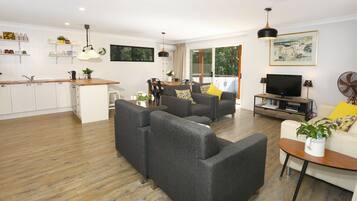 Smart-tv, dvd-afspiller, bøger, videobibliotek