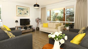 Smart-TV, DVD-Player, Bücher, Videothek