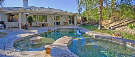 Alberca al aire libre y alberca climatizada