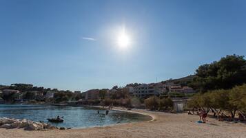 Plage, chaises longues, serviettes de plage