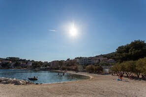På stranden, solsenger og strandhåndklær