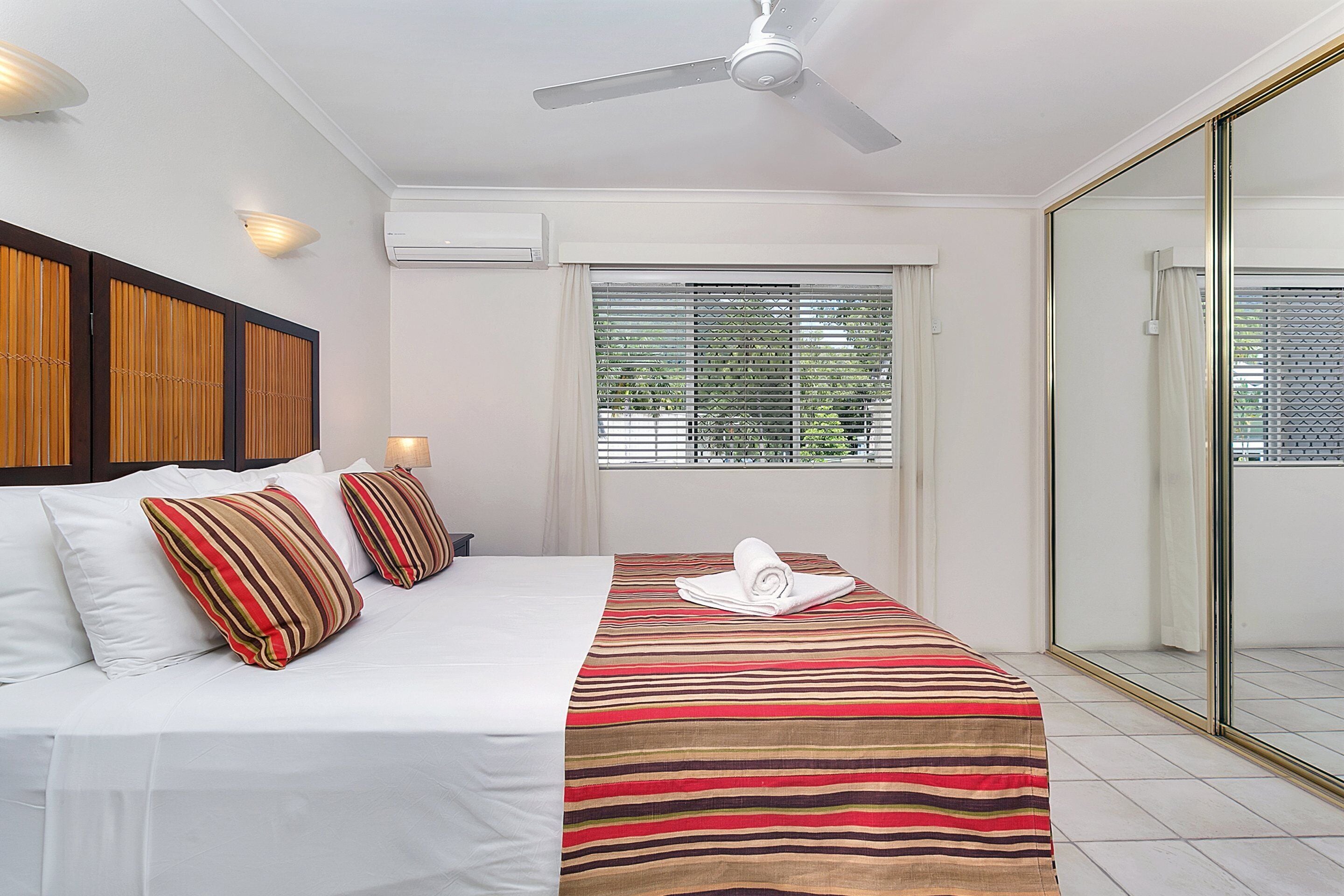 Ocean View Beachfront Apartment  -  Superb location with dress circle beach and sea views — image 5