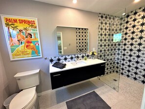 Ensemble douche/baignoire, sèche-cheveux, serviettes fournies, savon