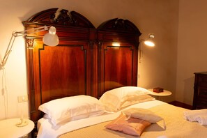 3 habitaciones, escritorio y tabla de planchar con plancha 