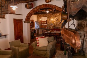 TV, fireplace, Netflix, streaming services - CASA DI VIGNOLO - 1200's original Tuscan house and village (Pergine Valdarno)