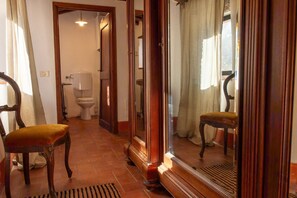 Regadera, secadora de cabello, bidet, jabón 